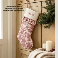 Chaussette de Noël personnalisée en toile rouge avec imprimé Toile de Jouy, bordure à volants et nom brodé, pour cadeau de Noël à suspendre, vente en gros
