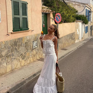 Abito Estivo Casual a Strati con Volant e Arricciature, Spalline Sottili, Midi Fluido Bianco con Dettagli Traforati, Leggero per Vacanze e Uso Quotidiano - Product Image 1