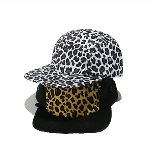 Gorras de Leopardo Personalizadas al por Mayor para Jóvenes y Hombres, Gorras Planas con Estampado de Leopardo, Gorras de Campamento sin Estructura con Correa Ajustable - Product Image 2