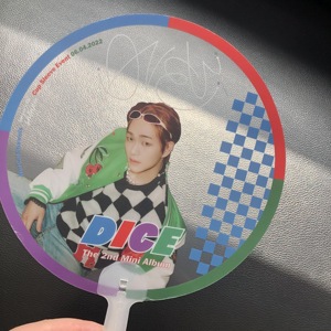Grand éventail à main en plastique imprimé kpop personnalisé - Product Image 6