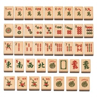 Jeu de Mahjong américain classique, tuiles en bois bicolores, faces peintes avec des jokers, des fleurs et des ventes.