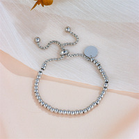 Bracelet à perles réglable avec pendentif rond en acier inoxydable plaqué or/argent personnalisé avec gravure géométrique pour les mariages