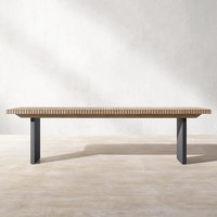 Ensemble de table et chaises de jardin en teck massif de style nordique personnalisable pour une utilisation en bord de piscine et sur la plage