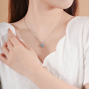 Collier pendentif en argent 925 avec topaze bleue en forme de goutte d'eau, diamants ronds taille brillant sertis griffe, bijoux classiques pour femme - Product Image 4