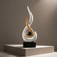 Sculpture de flamme moderne en résine blanche et dorée avec orb en verre noir de 3 cm et base pour décoration de table de salon – Vente en gros