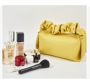 กระเป๋าเครื่องสำอางผู้หญิงกันน้ำแบบซับลิเมชัน PU ก้อนเมฆแบบถือได้ - Product Image 5