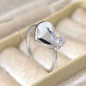 แหวนทองเหลืองแฟชั่นขายส่ง ชุบทอง 18K ประดับเพชรซิคอนรูปหัวใจสำหรับผู้หญิง - Product Image 6