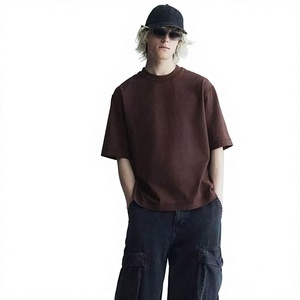 เสื้อยืดสตรีทแวร์ผู้ชายคุณภาพสูง ปี 2026 ทรงปกติ พรีเมียมคุณภาพ 300 GSM ผ้าฝ้ายระบายอากาศดี เป็นมิตรต่อสิ่งแวดล้อม - Product Image 1