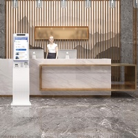 Usingwin 23,6 Zoll Gebogener Touchscreen All-in-One Hotel Selbstbedienungs-Check-In-Kiosk Anpassbarer Bargeld-Zahlungs-Kartenspender Ausweisleser