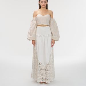 Ensemble deux pièces personnalisé par le fabricant OEM : Haut court brodé à motif floral et jupe assortie - Product Image 1