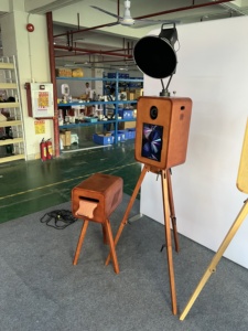 Cabina de Fotos de Madera con Pantalla Táctil de 18.5 Pulgadas para <span class=keywords><strong>iPad</strong></span>, Color Madera Oscura/Natural, Estuche de Transporte, para Bodas y Fiestas - Product Image 4