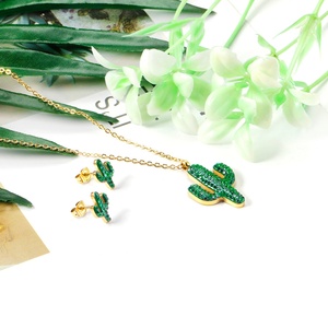 ชุดเครื่องประดับสแตนเลสสตีลสำหรับผู้หญิง ชุบทอง 18K ลายพืช ต้นกระบองเพชร ประดับคริสตัลสีเขียว ชุดสร้อยคอพร้อมจี้และต่างหู - Product Image 2