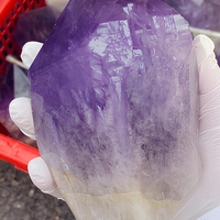 Vente en gros de cristaux bruts d'améthyste naturelle en forme de baguette pour la guérison des chakras, la décoration de la maison, la collection d'art, les cadeaux