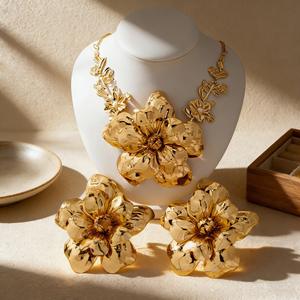 Collar de Clavícula con Dije de Flor y Perlas de Agua Dulce Chapado en Oro de Lujo para Mujer, Ideal para Aniversario de Bodas, de Alta Gama y Resistente a la Decoloración - Product Image 1