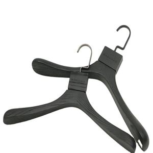 Logo personalizzato di alta qualità appendiabiti in legno di lusso in legno di frassino appendiabiti nero per vestiti con Logo - Product Image 1