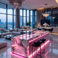 Îlot de cuisine en onyx rose naturel rétroéclairé sur mesure, comptoir de bar cascade en pierre translucide lumineuse à LED pour villa à plan ouvert