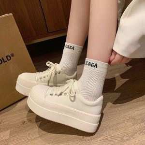 Nouvelles chaussures décontractées pour femmes 2026, baskets blanches à semelle épaisse tendance, chaussures de marche quotidiennes polyvalentes pour le campus - Product Image 4