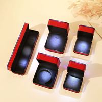 Boîte de rangement pour bijoux en cuir de luxe avec logo personnalisé en gros, pour bagues, boucles d'oreilles, pendentifs, bracelets, colliers avec lumière LED
