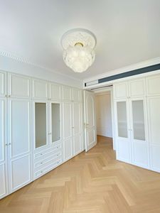 Armoire moderne sur pied de luxe sur mesure pour la chambre à coucher de la villa avec système de rangement intelligent - Product Image 3