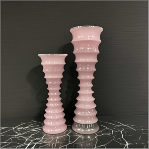 Macetas de Flores con Acabado de Terciopelo de Lujo, Florero de Tacto Suave para Decoración de Dormitorio, Elegante Maceta de Mesa con Borde Dorado - Product Image 1