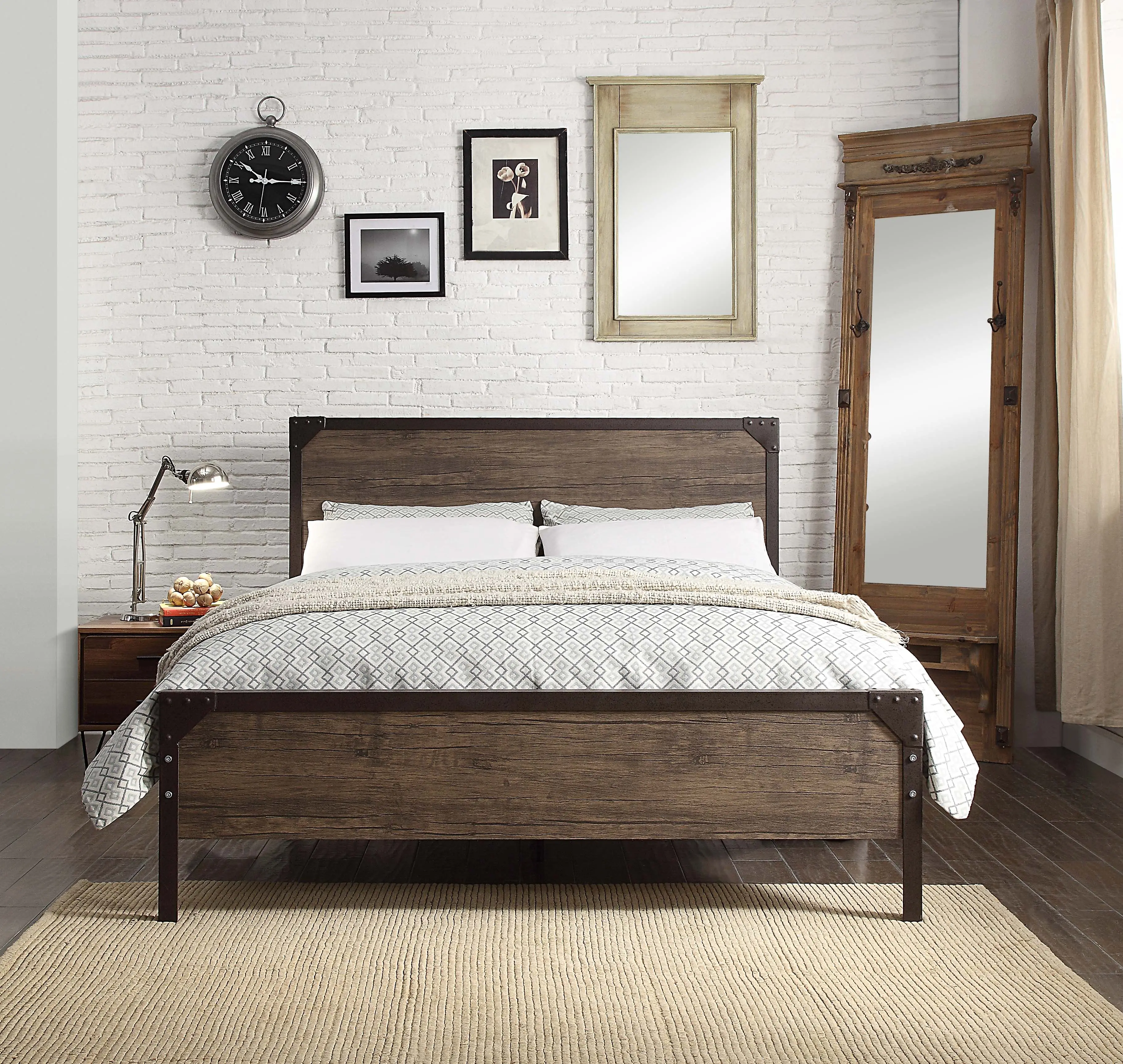 الصناعية الصدئة زاوية الحديد سرير معدني تصميم مع يمول المجلس الخشب إطار معدني السرير العتيقة الحديد الزهر