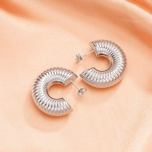 Orecchini a U per Donne, Design Elegante e Minimalista, Accessori per Orecchie da Indossare Quotidianamente - Product Image 5