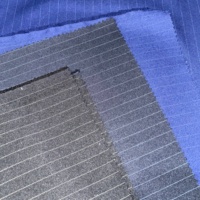 Tissu de costume en sergé de polyester teint, imperméable et respirant, classique, pour hommes et femmes, idéal pour les vêtements d'affaires et d'extérieur, personnalisable en OEM.