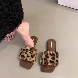Sandales plates décontractées vintage à imprimé léopard en fourrure marron, antidérapantes, respirantes et rembourrées, couleur kaki - Product Image 1