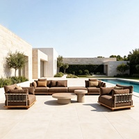 Ensemble de canapés de jardin en teck et rotin, style moderne et simple, avec structure métallique imperméable pour hôtels, villas et maisons d'hôtes
