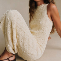 Fabricant de tricots sur mesure – Robe midi décontractée en maille torsadée à texture ajourée, col rond, sans manches, avec pompons 3D pour femme