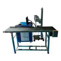 Machine de marquage laser pour code QR et code-barres sur sacs d'emballage, machine de codage laser pour la date de production des boîtes en plastique sur la ligne d'assemblage