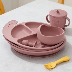 Ensemble de vaisselle pour bébé en silicone imprimé, 9 pièces, sans BPA, avec logo personnalisé, pour enfants, comprenant bol, bavoir et couverts - Product Image 3