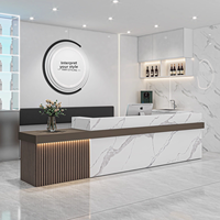 Comptoir de bar en bois moderne minimaliste pour réception d'entreprise et bureau de vente pour information dans le hall de l'hôtel et bureau de caissier de salon de beauté
