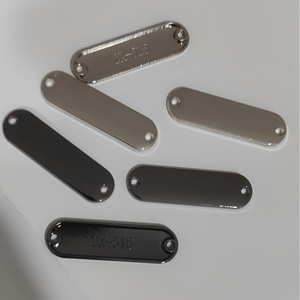 Accesorios para prendas de vestir, logotipo personalizado, 3 x 0.6 cm, etiqueta metálica de aleación de zinc con nombre de marca grabado con láser, etiqueta metálica para hiyab y abaya, para ropa. - Product Image 6