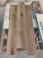 Umweltfreundliche Luxus-Vinylfliesen PVC-Vinylbodenbeläge Wasserdichte Klick-Verriegelung SPC-Bodenplanken für Wohnzimmer