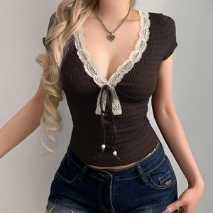 T-shirt d'été tricoté à manches courtes pour femme, col en V vintage, avec empiècements en dentelle, détail noué sur le devant, plissé texturé, écologique et décontracté - Product Image 6