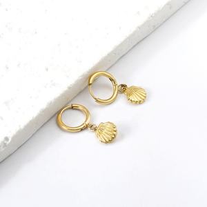 Pendientes de Aro Personalizables al por Mayor, Joyería de Moda, Chapados en Oro de 18k, Acero Inoxidable, con Dijes de Conchas Marinas, para Mujer - Product Image 6