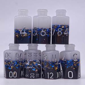 Maßgefertigte Flüssigkern-Würfel/Zweifarbige/Glitzer-Schimmer-Würfel in Würfelförmiger Flasche Polyedrisches Harz-Würfelset - Product Image 3