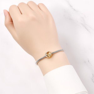 Un colgante de sol y luna en latón blanco calado con detalles dorados, que se puede usar como abalorio espaciador, un amuleto de la suerte DIY para mujeres. - Product Image 6