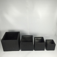 Sphères de topiaires artificielles en buis, style minimaliste moderne, dans des pots carrés noirs pour la décoration intérieure.