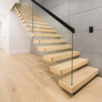 Escalier mural flottant en bois massif avec marches LED 110V et garde-corps en verre, populaire sur CBMmart aux États-Unis