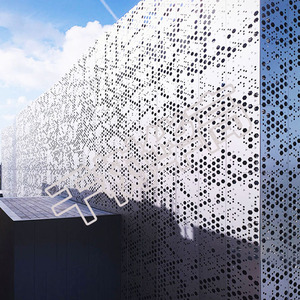 Panel de muro cortina de aluminio personalizado con perforaciones redondas para diseño moderno de exteriores de edificios, anodizado y anticorrosión - Product Image 1