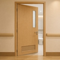 Porte de salle de bain pour bloc opératoire en chêne clair avec fenêtre en verre et grille de ventilation inférieure pour chambre de patient