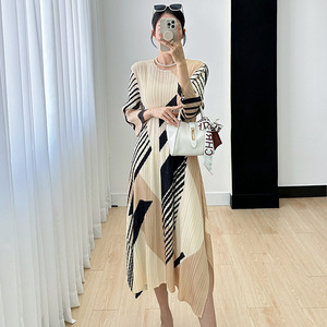 Ultimo <span class=keywords><strong>nero</strong></span> <span class=keywords><strong>e</strong></span> <span class=keywords><strong>bianco</strong></span> pieghe Miyake vestito coreano taglie forti gonna lunga dritta <span class=keywords><strong>donna</strong></span> fiore elegante festa aderente abito Casual - Product Image 3