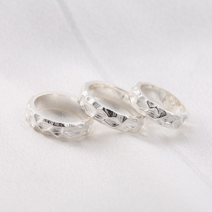 แหวนผู้ชายดีไซน์ทันสมัยสไตล์ญี่ปุ่นเกาหลี ชุบเงิน ลายตอกแบบไม่สม่ำเสมอ รูปทรงเรขาคณิต ของขวัญเครื่องประดับ - Product Image 1