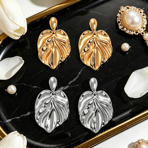 Boucles d'oreilles pendantes texturées en forme de feuille plaquées or/argent <span class=keywords><strong>ZAA</strong></span> Fashion - Boucles d'oreilles minimalistes abstraites en forme de feuille pour femmes - Product Image 2