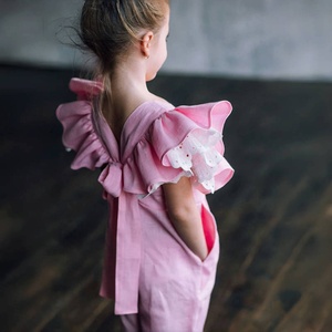 OEM ODM pagliaccetto per bambini rosa manica volante in <span class=keywords><strong>pizzo</strong></span> con Splicing dietro cinturini Casual tuta <span class=keywords><strong>di</strong></span> lino per bambini <span class=keywords><strong>tutina</strong></span> per ragazze - Product Image 3