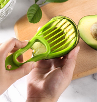 3-in-1 avocado-snijder, -pitter en -lepel van plastic voor het snijden, pletten en scheppen van avocado's, mango's en peren