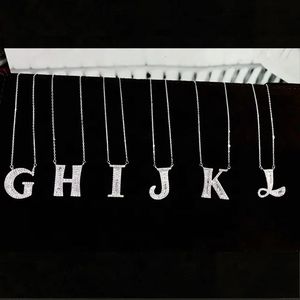 Xinfly Collier Pendentif Initial en Or Massif 18 carats avec Diamant Naturel et Émeraude, 26 Lettres, Style Religieux, Chaîne à Maillons, pour Fêtes - Product Image 3