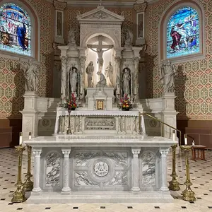 教会の装飾のためのイエスの十字架の彫刻と手彫りの豪華な白い大理石の祭壇のテーブル